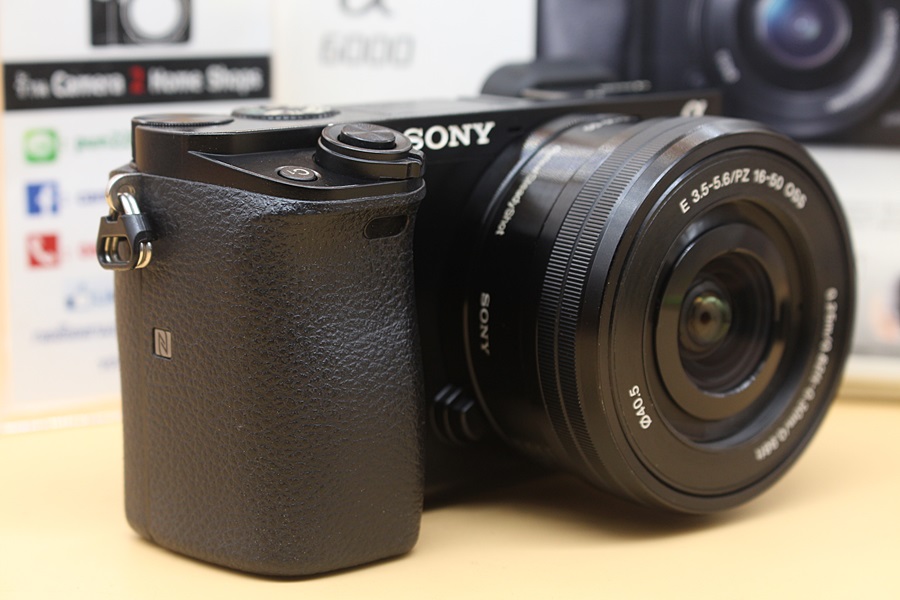 ขาย Sony A6000 + lens 16-50mm (สีดำ) อดีตประกันศูนย์ สภาพสวย ชัตเตอร์ 9,156 เมนูไทย อุปกรณ์ครบกล่อง จอติดฟิล์มแล้ว  อุปกรณ์และรายละเอียดของสินค้า 1.Body So