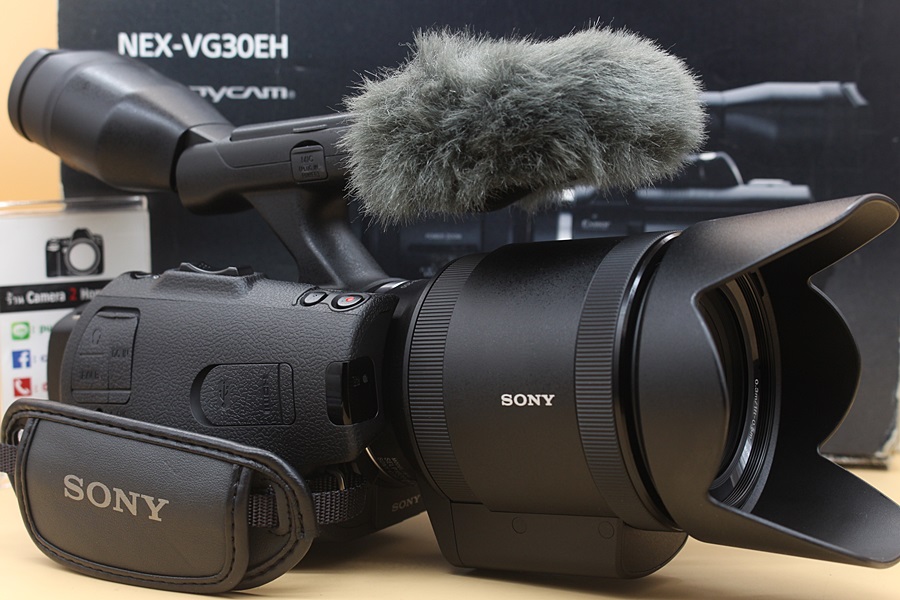 ขาย กล้องวีดีโอ Sony NEX-VG30 + lens 18-200mm Power zoom อดีตประกันศูนย์ สภาพสวยใหม่มากๆ เมนูไทย อุปกรณ์ครบกล่อง แบตแท้2ก้อน จอติดฟิล์มแล้ว  อุปกรณ์และรายล