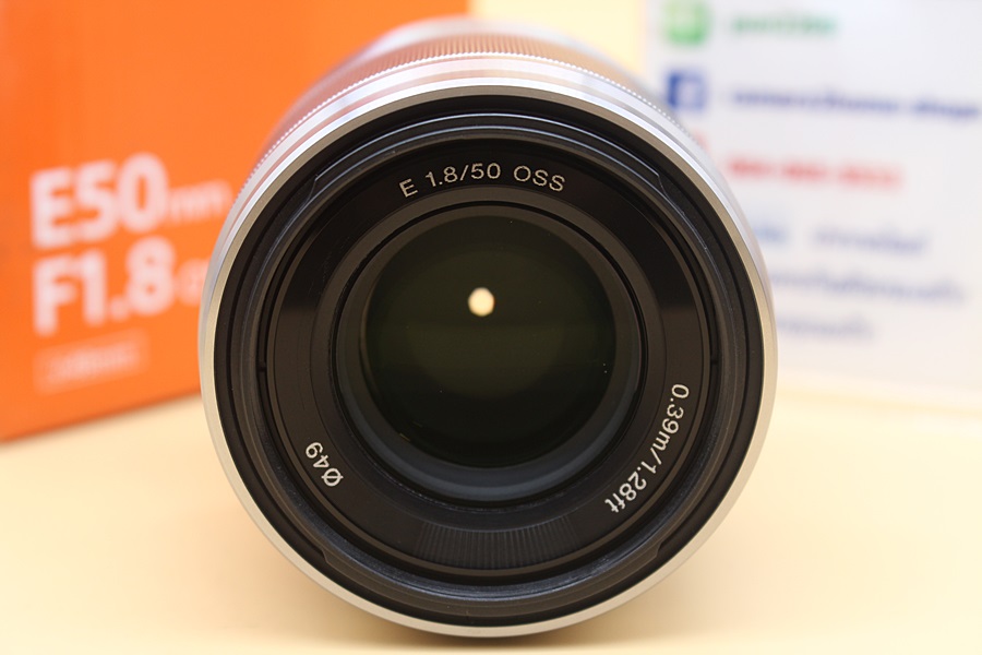 ขาย Lens Sony E 50mm F1.8 OSS อดีตศูนย์ ไร้ฝ้า รา อุปกรณ์พร้อมกล่อง มีรอยบ้างจากการใช้งาน  อุปกรณ์และรายละเอียดของสินค้า 1.Lens Sony E 50mm F1.8 OSS (สีเงิ